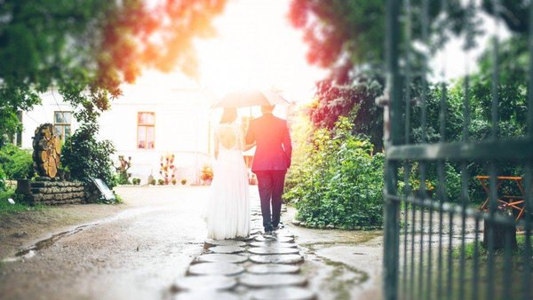 Mariage pluvieux, mariage heureux : d'où vient cette formule ?